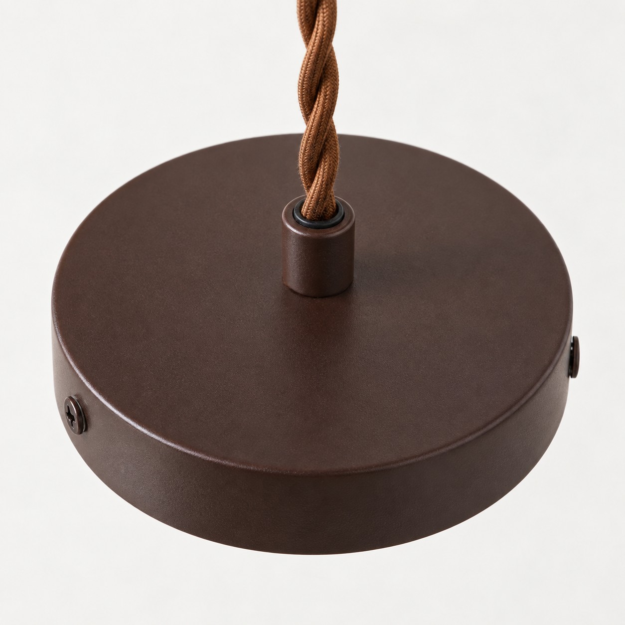 Brauner Deckenbaldachin und verdrilltes Kabel